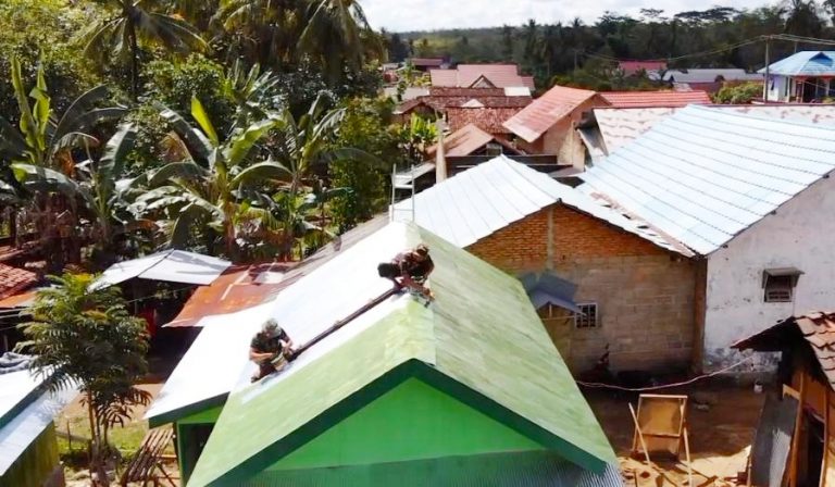 Pengecatan Atap  Rumah  Soirah Warga Desa  Suato Lama Suara 