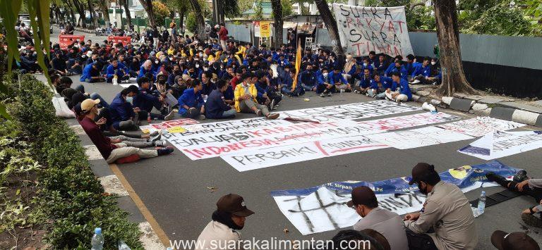 Aksi Demo Mahasiswa Sambut Kedatangan RI 1