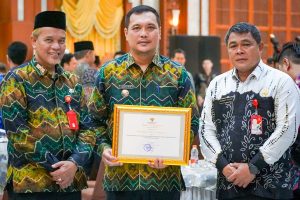 KPK Serahkan Penghargaan Peroleh Skor Cegah Korupsi Ke Wali Kota Banjarbaru