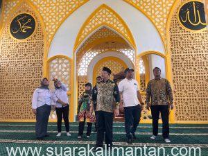 Bupati Kotabaru H.Sayed Ja’far Tinjau Bangunan Mesjid Kapal Pesiar Siring Laut Hampir Rampung