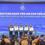 Penandatanganan kerja sama antara Direktur Jenderal Perikanan Tangkap KKP, Lotharia Latif, dengan Direktur Utama Pertamina Patra Niaga, Mars Ega Legowo Putra pada Kamis (2/7) di Jakarta.