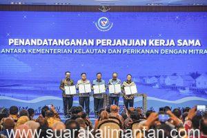 Penandatanganan kerja sama antara Direktur Jenderal Perikanan Tangkap KKP, Lotharia Latif, dengan Direktur Utama Pertamina Patra Niaga, Mars Ega Legowo Putra pada Kamis (2/7) di Jakarta.