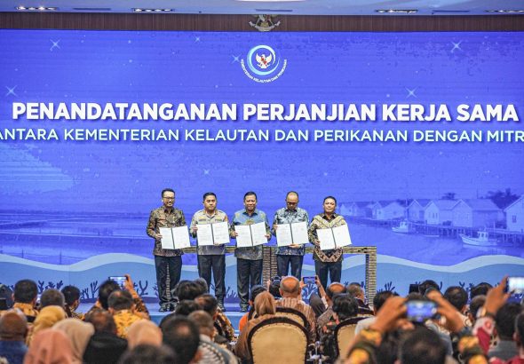 Penandatanganan kerja sama antara Direktur Jenderal Perikanan Tangkap KKP, Lotharia Latif, dengan Direktur Utama Pertamina Patra Niaga, Mars Ega Legowo Putra pada Kamis (2/7) di Jakarta.