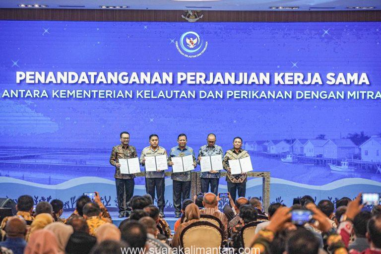 Penandatanganan kerja sama antara Direktur Jenderal Perikanan Tangkap KKP, Lotharia Latif, dengan Direktur Utama Pertamina Patra Niaga, Mars Ega Legowo Putra pada Kamis (2/7) di Jakarta.